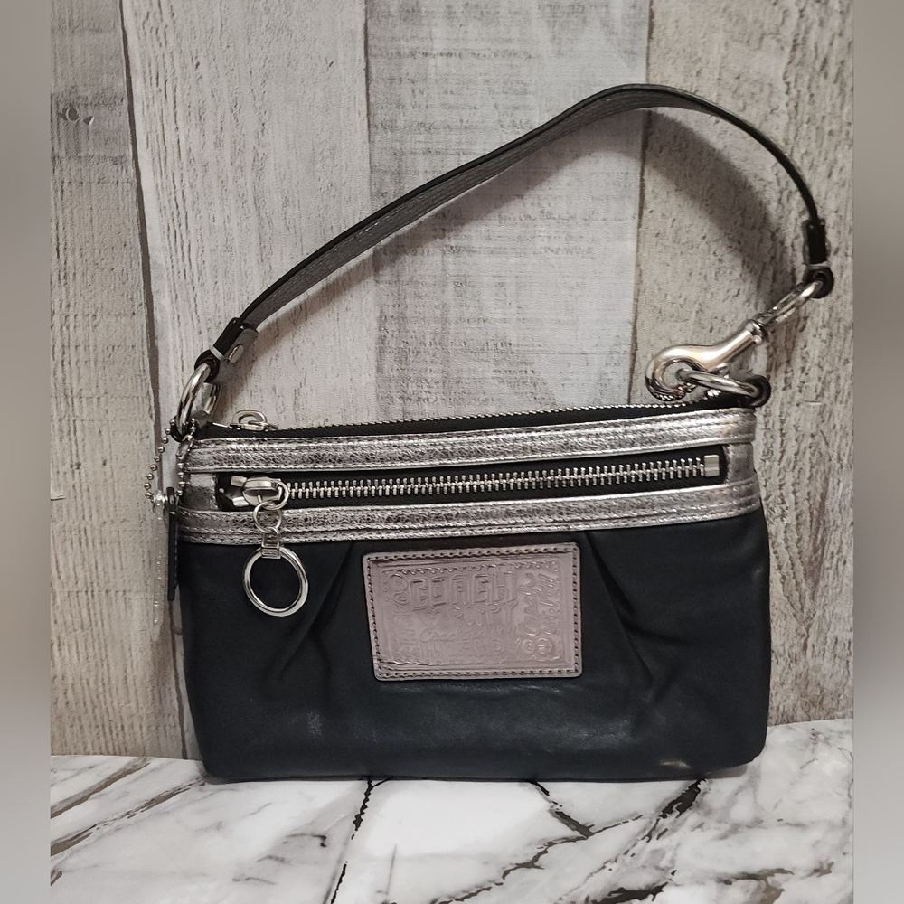 🌷Y2K Vintage Coach Poppy Black and Silver Accents Wrislet🌷